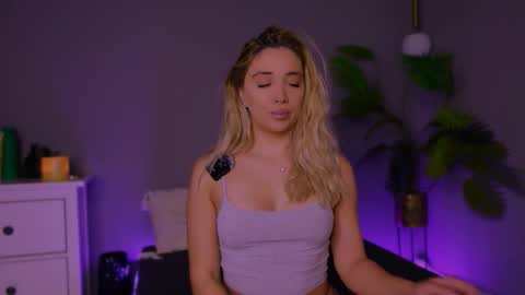 jessiellle online show from November 13, 2025, 11:09 am