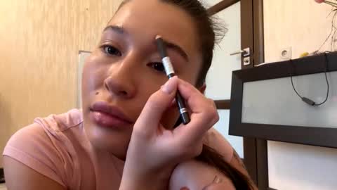 Lynn online show from October 21, 2025, 7:42 am