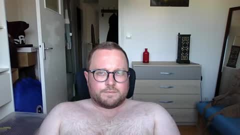 jeuneloup92 online show from June 18, 2026, 4:33 pm