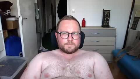 jeuneloup92 online show from June 24, 2026, 3:33 pm
