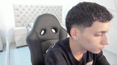 jhoanleandro online show from October 16, 2025, 4:57 am