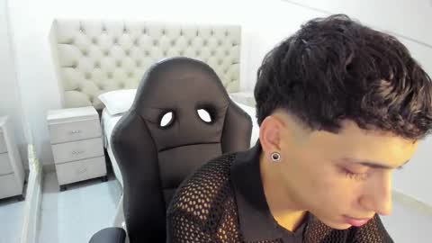 jhoanleandro online show from November 14, 2025, 5:50 am