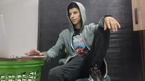 jhon online show from December 9, 2024, 9:39 am