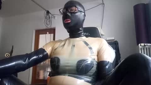 Snapshot of joanesxfree chatting on December 6, 2024, 1:00 pm The sweetest toy online show from December 6, 2024, 1:00 pm