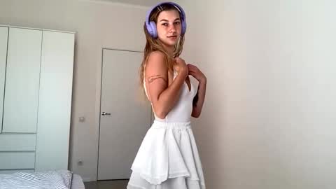 Lana online show from September 15, 2025, 9:42 am