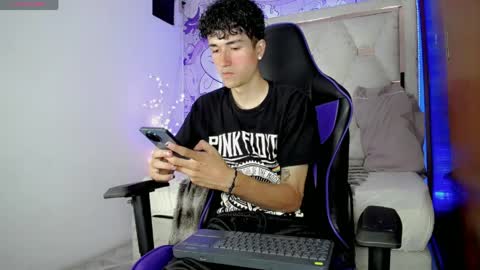 johnny_cagee online show from April 14, 2026, 4:07 am