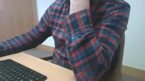 husssky online show from October 10, 2025, 11:42 am