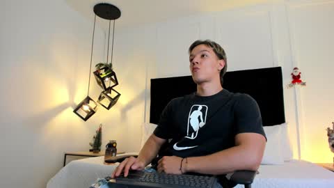 Jonathan Danielss  online show from December 12, 2024, 12:12 pm