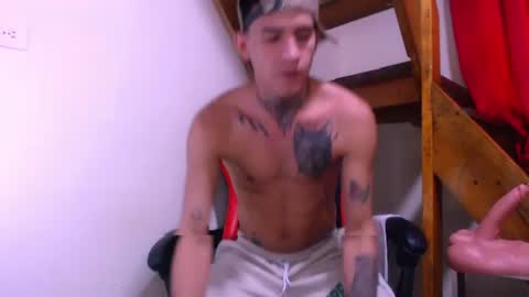 josue_linares online show from April 12, 2026, 9:53 pm