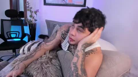 juan_alvarez18 online show from October 1, 2025, 1:22 am