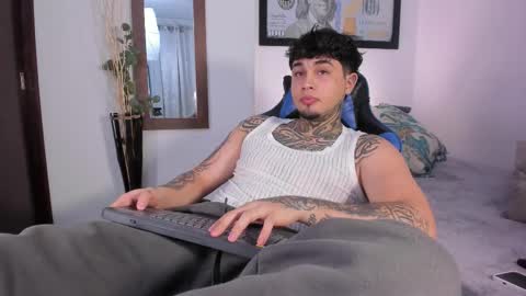 juan_alvarez18 online show from November 9, 2025, 4:22 am