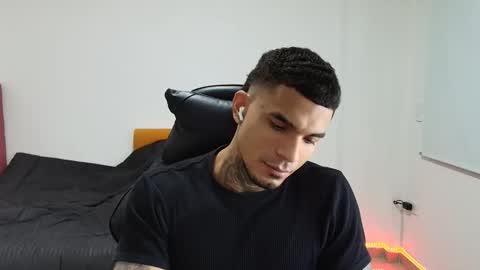 juan_gomez_1 online show from November 21, 2025, 10:19 pm