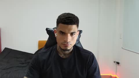 juan_gomez_1 online show from November 22, 2025, 9:58 pm