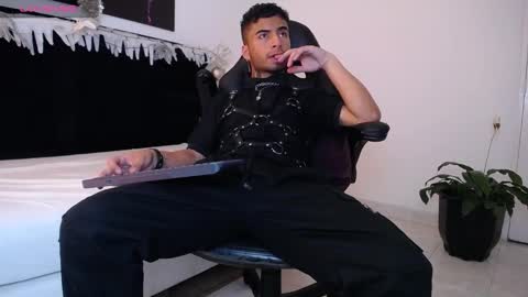 juancamilo66_ online show from December 29, 2024, 5:31 am