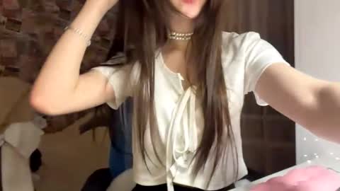 Mila online show from December 19, 2025, 2:13 pm