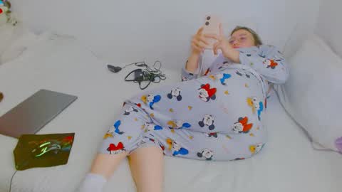  Juliana Torres  online show from February 7, 2026, 4:43 pm