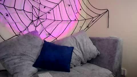 JULI  AARON online show from October 28, 2025, 1:20 am