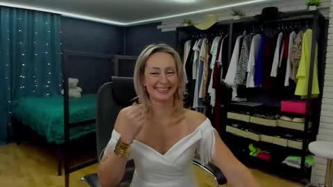 julia__cherry_ online show from December 5, 2025, 1:20 pm