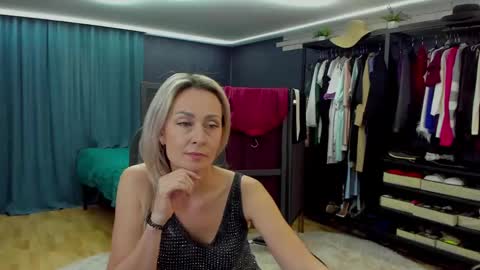 julia__cherry_ online show from April 18, 2026, 2:32 pm