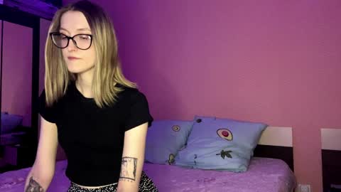 julia_charm online show from April 6, 2026, 4:08 pm