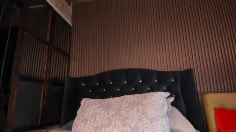 Julia online show from April 12, 2026, 11:43 pm