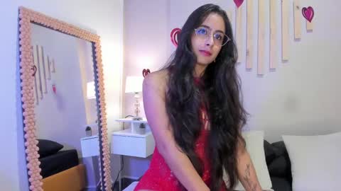 J U L IA   M A R T I N E Z online show from February 17, 2025, 11:34 am