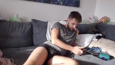 julia_official online show from October 29, 2025, 1:13 pm