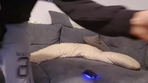 julia_official online show from November 15, 2025, 6:37 pm