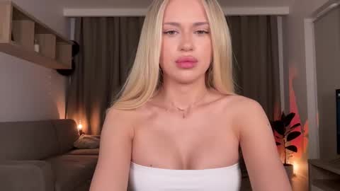 Julia R Le online show from September 16, 2025, 8:32 pm