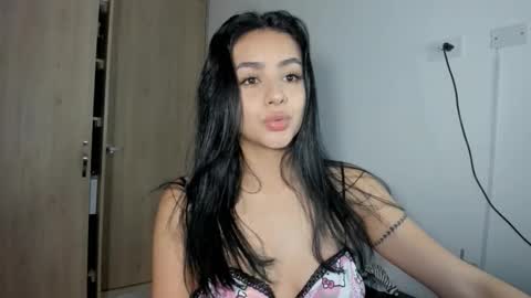 julia_strauns online show from November 25, 2025, 3:17 am