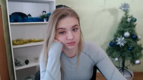 juliacrazy_ online show from January 4, 2025, 9:43 am