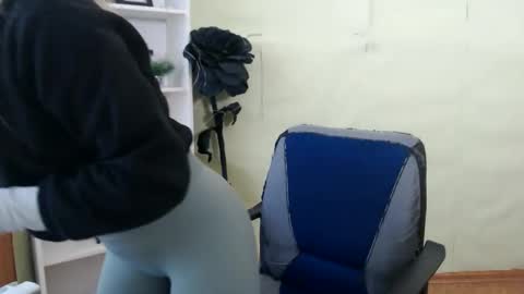 juliacrazy_ online show from February 19, 2025, 6:22 am