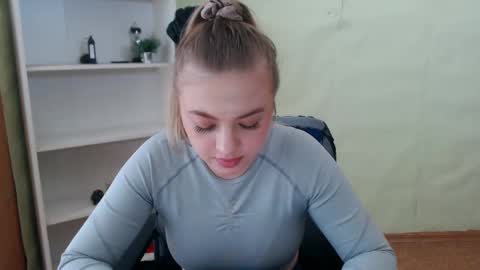 juliacrazy_ online show from March 6, 2025, 9:25 am