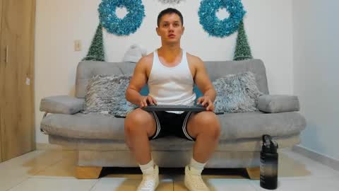 julian_wallace online show from December 31, 2024, 10:01 pm