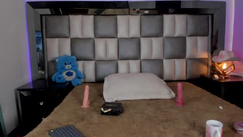 juliana_js_ online show from January 31, 2025, 8:12 pm