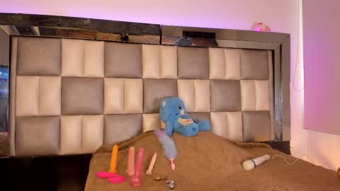 juliana_js_ online show from March 6, 2025, 8:59 pm