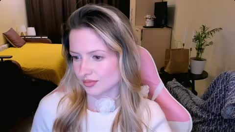 Snapshot of julie_flores chatting on April 18, 2026, 4:22 pm Julie online show from April 18, 2026, 4:22 pm