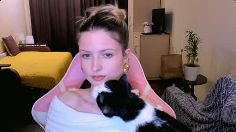 Snapshot of julie_flores chatting on April 19, 2026, 6:10 pm Julie online show from April 19, 2026, 6:10 pm
