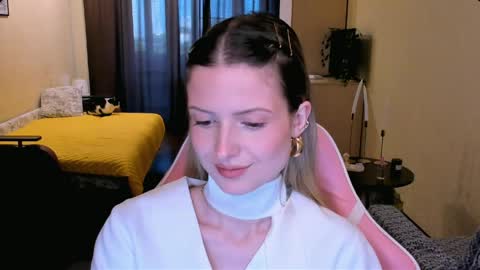 Snapshot of julie_flores chatting on May 15, 2026, 2:35 pm Julie online show from May 15, 2026, 2:35 pm