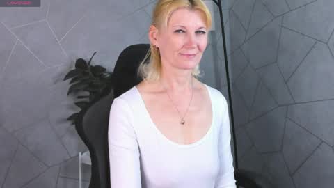 Snapshot of julie_lucasss chatting on April 29, 2026, 12:27 am Julie Lucasss online show from April 29, 2026, 12:27 am