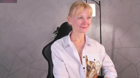 Snapshot of julie_lucasss chatting on May 15, 2026, 12:17 am Julie Lucasss online show from May 15, 2026, 12:17 am