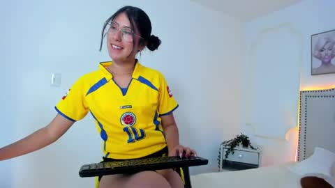 Snapshot of juliee_ross chatting on April 29, 2026, 12:20 pm juliee_ross online show from April 29, 2026, 12:20 pm