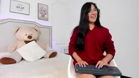 Snapshot of juliee_ross chatting on May 4, 2026, 12:34 pm juliee_ross online show from May 4, 2026, 12:34 pm