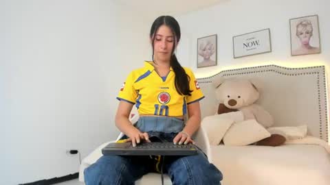 juliee_ross online show from July 7, 2026, 12:31 pm
