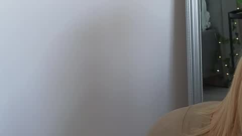 Julia online show from February 9, 2025, 1:46 pm