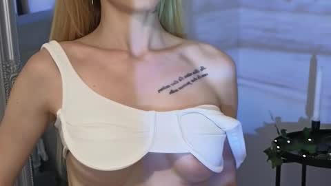 Julia online show from February 10, 2025, 4:58 pm