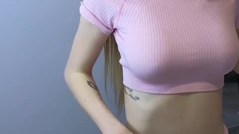 Julia online show from February 18, 2025, 11:52 pm