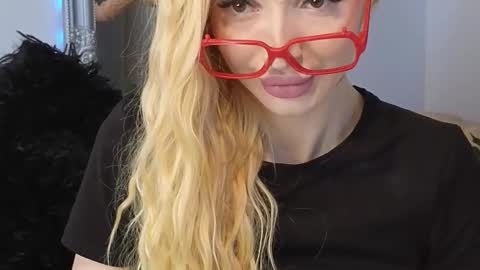 Julia online show from September 15, 2025, 11:43 am