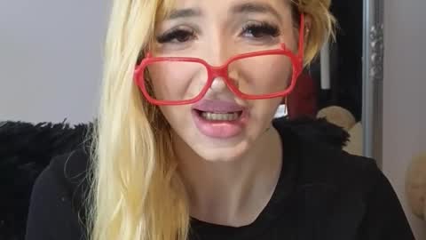 Julia online show from October 22, 2025, 11:43 am