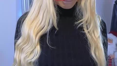 Julia online show from December 17, 2025, 1:06 pm